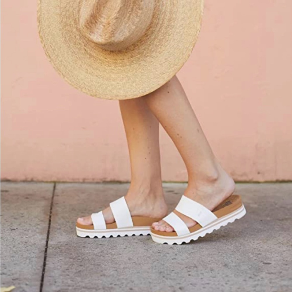 NEW
Reef Slides White Cork sole. Like new condition Size 11 Ladies
